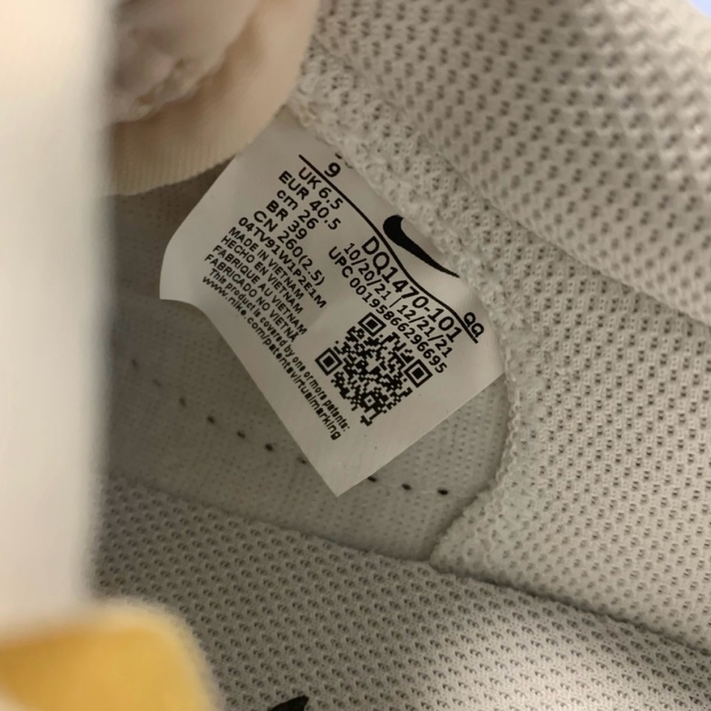 Nike White and Black Sneakers - Picture 5 of 6